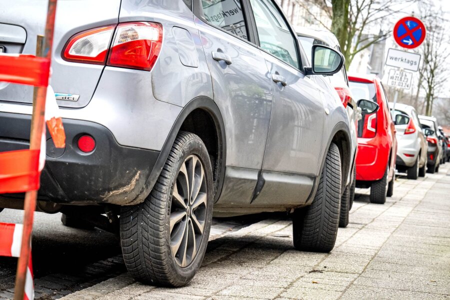Anwohner können gegen Autos auf Gehwegen vorgehen - Über das sogenannte aufgesetzte Parken mit zwei Rädern auf dem Bürgersteig wird in Städten wie Bremen seit Jahren gestritten.