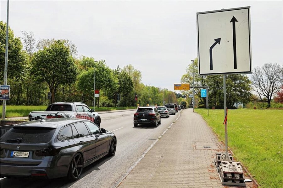 Anwohner kritisieren: Baustellen in Zwickau ohne Bauarbeiter - Vor der Schedewitzer Brücke heißt es Anstellen.