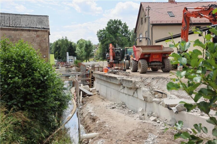 Anwohner sauer: Kirchberger Ortsteil bleibt bis Ende September zweigeteilt - Die Baustelle der Kreisstraße und die Vollsperrung teilen Wolfersgrün in zwei Hälften.