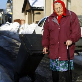 Anwohner schleppen Kübel - Auch die 84-jährige Edith Lorenz muss ihre Mülltonne bis zum Abzweig Mühlgasse schleppen, weil in der Johanngeorgenstädter Exulantenstraße kein Müllauto durchkommt. 
