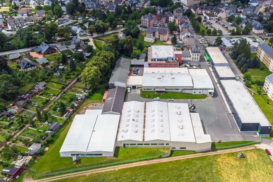 Die Eibenstock Elektrowerkzeuge GmbH aus der Vogelperspektive. Links davon befindet sich die Kleingartenanlage. Der Neubau einer Alugießerei war an der Grenze dazu geplant. 