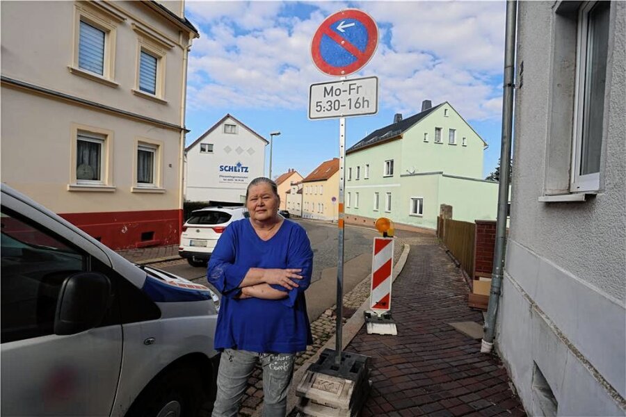 Anwohner wütend: Parkproblem in Zwickau-Planitz wird zum Politikum - Anwohnerin Sybille Henska ärgert sich über das Parkverbot, das nun auf der Jacob-Leupold-Straße in Planitz gilt. 