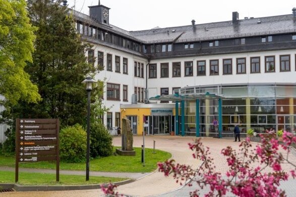 Anzahl der Infizierten im Kreisklinikum auf 31 gestiegen - Im Klinikum Obergöltzsch gilt wegen eines Covid-19-Ausbruchs ein Aufnahmestopp. Die Zahl der Infizierten ist erneut gestiegen.