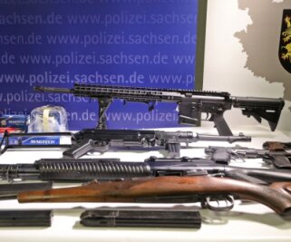 Anzahl der Schusswaffen in Westsachsen nimmt weiter zu - Ende 2021 hob die Polizei eine illegale Waffenschmiede aus. Diese Waffen im Foto aber besaß der Mann völlig legal. 