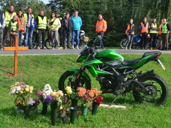 Im September vorigen Jahres nahmen Dutzende Menschen Abschied voneinem 16-jährigen Jugendlichen, der kurz zuvor bei einem Verkehrsunfall mit seinem Moped tödlich verunglückt war. 