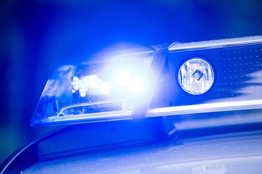 "Anzeigenhauptmeister" auf Parkplatz ins Gesicht geschlagen - Ein Blaulicht leuchtet an einer Polizeistreife.