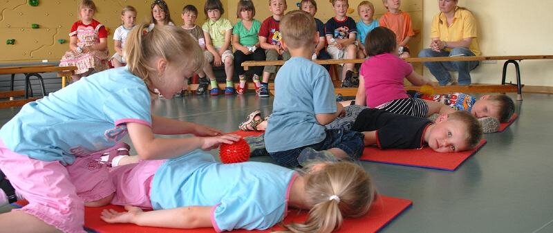 Apfel statt Schokolade: Dafür gibt es eine Plakette - Kneipp-Plakette für den Kindergarten Seifersbach: In der Einrichtung gibt es auch Massagen, wie hier von der vierjährigen Michelle für ihre Zwillingsschwester Sophia.  