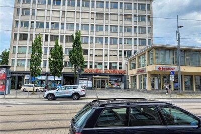 Apotheke im Chemnitzer Zentrum schließt - Die Apotheke befindet sich in einem Ärztehaus an der Carolastraße. Bald schließt sie.