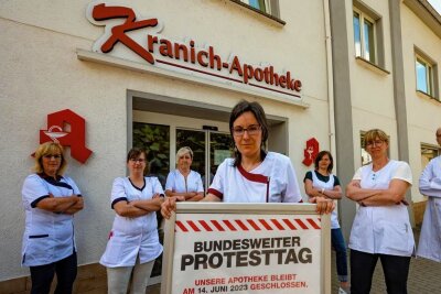 Apotheken-Proteste: Warum Frau Weisgerber die Hutschnur platzte - Bianca Weisgerber (Mitte) im Kreis des Teams der Apotheke Eppendorf. Matthias Schwarzt (rechts) übernahm die Apotheke Anfang der 1990er-Jahre. 