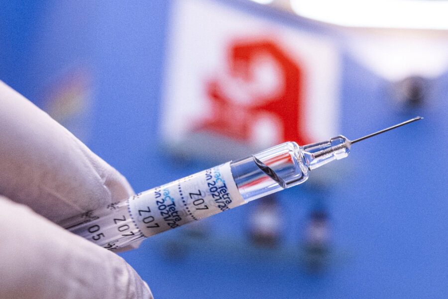 Apotheken übernehmen in der Coronapandemie immer mehr Aufgaben. Nach dem Ausstellen von Impfzertifikaten und Testangeboten sollen sie nun auch impfen.