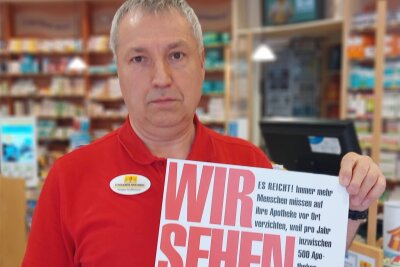 Apothekenprotest in Burgstädt: Die Schwanen-Apotheke sieht rot - Apotheker Jürgen Hoffmann beteiligt sich an einer Protestaktion. Ab Montag trägt sein Personal rote T-Shirts.
