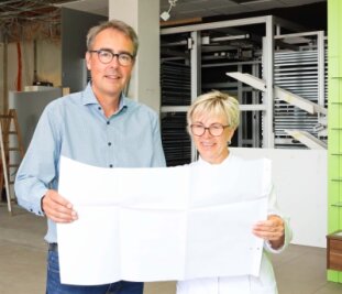 Apotheker holen Ausbauplan aus der Schublade - Volker Hoff und Andrea Oehmig auf der Baustelle der Flora-Apotheke im Fachmarktzentrum "Schwalbe". 