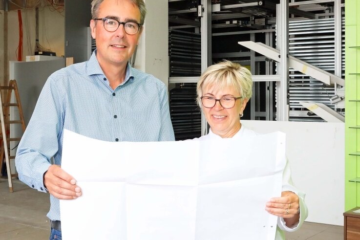 Volker Hoff und Andrea Oehmig auf der Baustelle der Flora-Apotheke im Fachmarktzentrum "Schwalbe". 