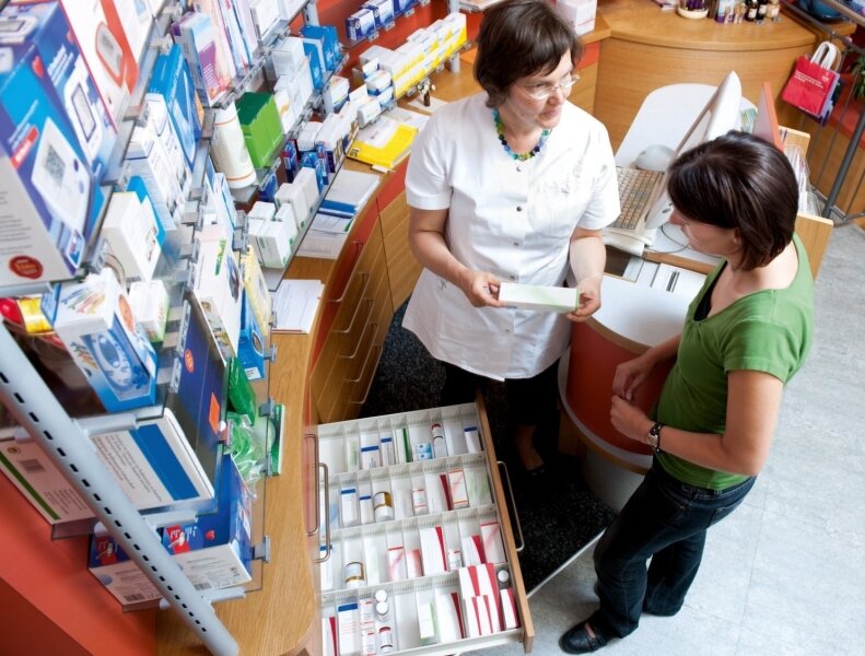 Apothekers Liebling - Ein Griff, und das Medikament sollte bereit sein: Pharmazeutisch-kaufmännische Angestellte sorgen dafür, dass in der Apotheke alle Arzneien am richtigen Fleck sind.