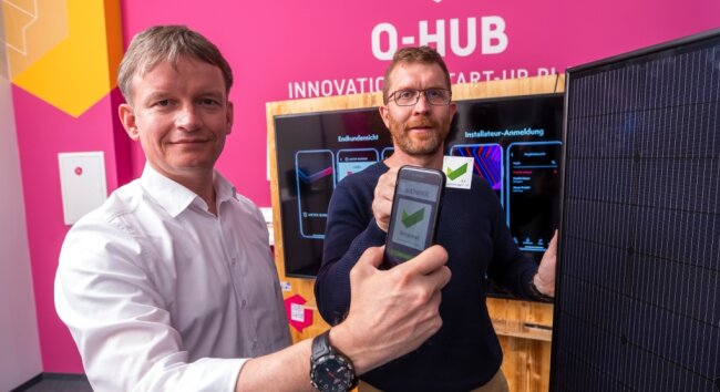 Gunter Erfurt (links), Chef der Schweizer Firma Meyer Burger, und Frank Theeg, Chef des Chemnitzer Start-up authentic.network, zeigen die App, die den Kundendienst für Solaranlagen vereinfacht. 