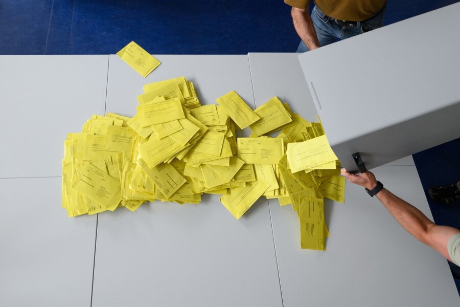 Appell Stiftungen zu Verteidigung der Demokratie bei Wahlen - Stimmzettelumschläge für eine Briefwahl werden aus einer Wahlurne geschüttet.