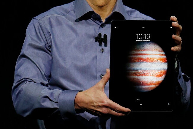 Apple stellt größeres iPad-Modell vor und startet Offensive im TV-Geschäft - Tim Cook mit dem neuen iPad Pro.