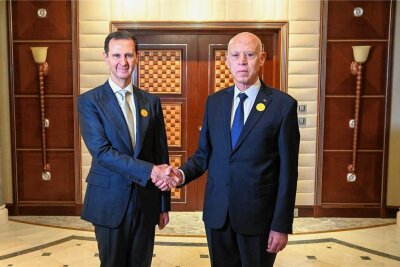 Araber versöhnen sich mit Assad - Der syrische Machthaber Baschar al-Assad und der tunesische Präsident Kais Saied geben sich am Rande des Gipfels der Arabischen Liga in Dschidda die Hand. 