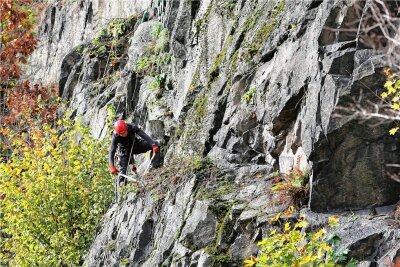 Arbeit in luftiger Höhe: Felssicherung am Totenstein in Schwarzenberg - 
