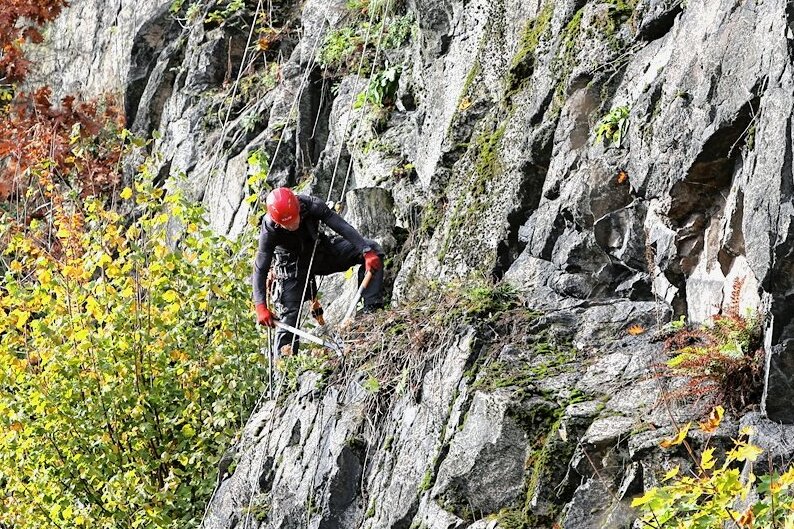 Arbeit in luftiger Höhe: Felssicherung am Totenstein in Schwarzenberg - 