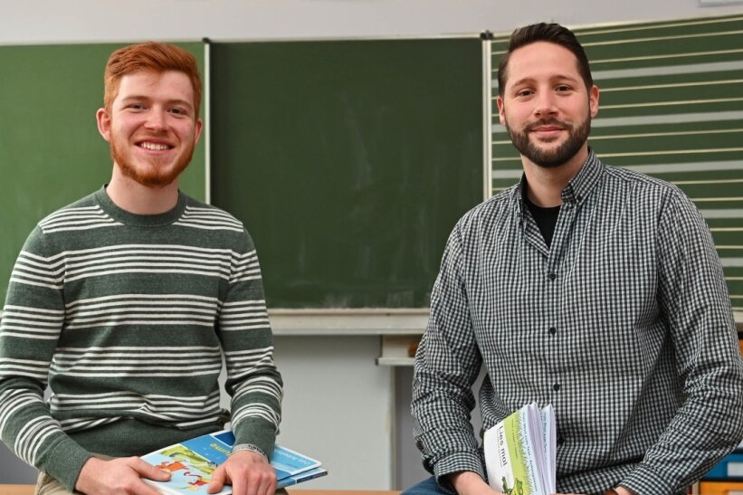 Jonas Dathe (l.) und Florian Linke haben über freiwilliges Engagement den Weg zur Regenbogen-Grundschule in Rochlitz gefunden und sind Teil des Schulteams geworden.