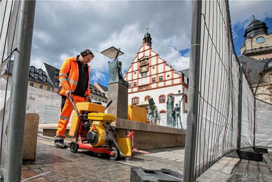 Arbeiten am Plauener Altmarktbrunnen dauern länger - Christian Meinel vom städtischen Bauhof hat mit der Brunnenreparatur auf dem Altmarkt begonnen. 