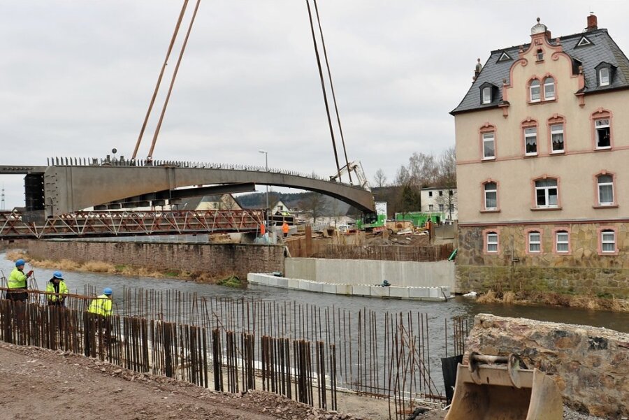 Arbeiten an der Zschopau-Brücke in Flöha-Plaue: 32 Tonnen zentimetergenau abgelegt - Mit Maßarbeit wurde der tonnenschwere Stahlkoloss per Kran an die richtige Stelle bugsiert. 