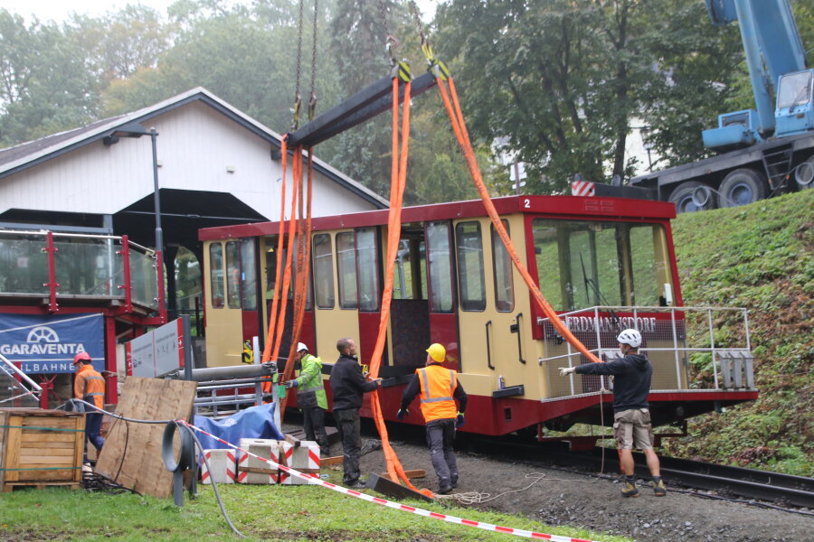 Arbeiten an Wagen der Drahtseilbahn gehen voran - 