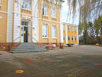 Arbeiten auf Pausenhof werden erst im nächsten Jahr fortgesetzt - Für rund 250.000 Euro soll der aus den 1980er-Jahren stammende Außenbereich der Grundschule in Blankenhain erneuert werden. Die Zusage für die Fördermittel steht jedoch noch aus.