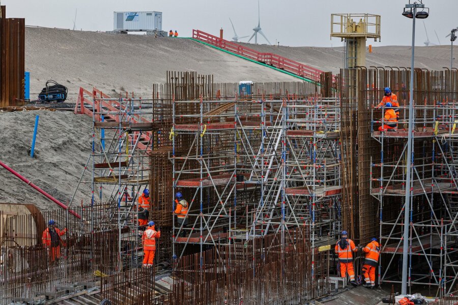 Arbeitgeber lassen Schlichtung am Bau scheitern - Streiks - Blick auf die Bauarbeiten der Ostseetunnel-Baustelle in Puttgarden auf der Insel Fehm.