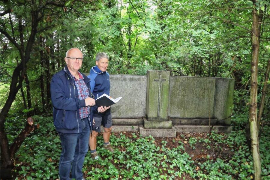 Arbeitseinsatz am Friedhof in Meerane: Helfer kümmern sich um historische Grabstätten - Friedhofverwalter Uwe Horn und Vorstandsmitglied Kathleen Dittrich-Ueberfeld besprechen den Arbeitseinsatz. 