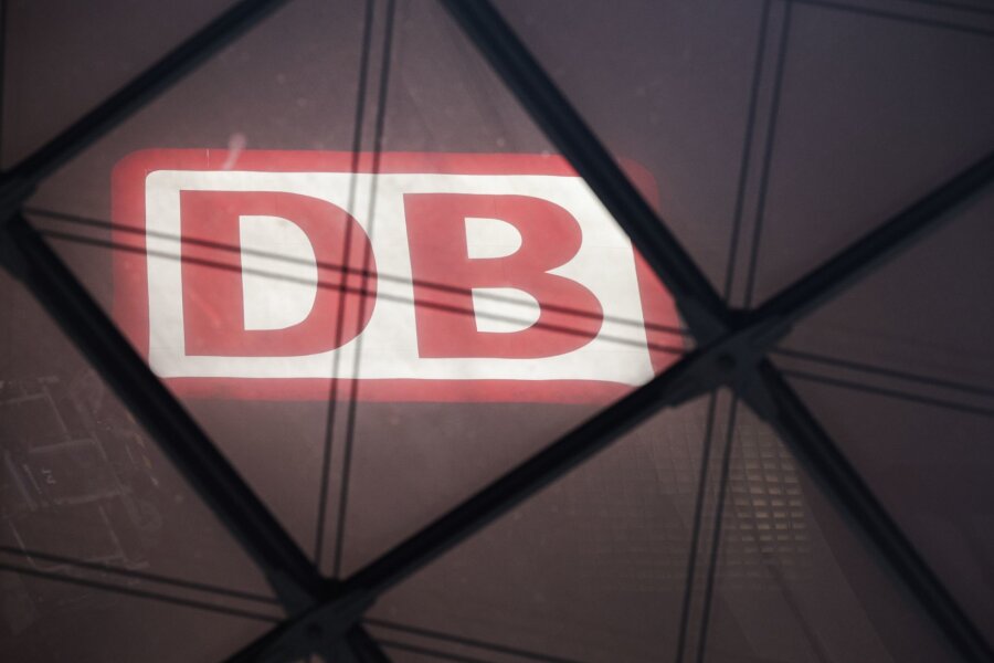 Arbeitsgericht: Lokführergewerkschaft darf streiken - Das DB Logo am Berliner Hauptbahnhof.