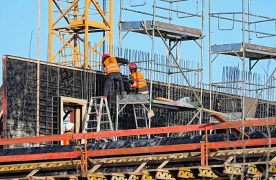 Arbeitsschutz - Gerade auf dem Bau lauern bei der Arbeit Gefahren. 