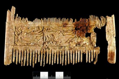 Archäologen graben 1500 Jahre alten Kamm aus Elfenbein in Schwaben aus - Der mit Tierszenen verzierte  Elfenbeinkamm steckte  in einer Art frühmittelalterlichem Kulturbeutel. Foto: -/Bayerische Landesamt Für Denkmalpflege/dpa 
