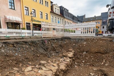 Archäologen graben auf dem Zschopauer Neumarkt nach den historischen Fleischbänken - Unter dem Neumarkt kommen Fundamente zum Vorschein.