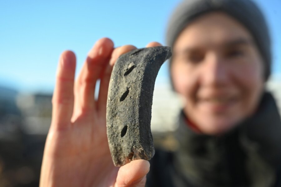 Grabungsleiterin Nicole Eichhorn zeigt eines der Fundstücke aus der Vergangenheit, das auf dem alten Parkplatz im Stadtzentrum entdeckt wurde. 