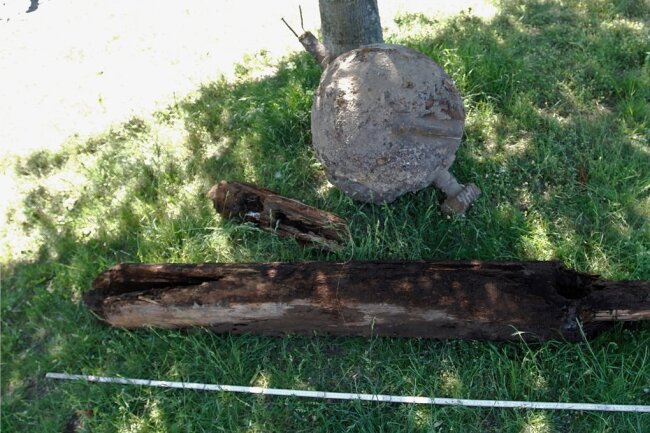 Archäologen stoßen bei Kanalbau in Plauen auf historische Wasserleitung - Nahe der Alten Elsterbrücke haben Archäologen eine vermutlich mittelalterliche Holzwasserleitung samt Zulauf entdeckt und sichergestellt. Direkt daneben stießen sie auf ein Maschinenteil aus dem Zweiten Weltkrieg.
