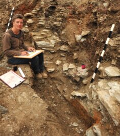 Archäologin findet auf Hoheneck ein Stück geheimnisvolle Mauer - Sonja Matson, Archäologin vom Landesamt für Archäologie Dresden, hat nahe der Burg Hoheneck eine Mauer mit Ecke (auf dem Foto rechts unten) freigelegt. "Das ist eine echte Überraschung", so die Expertin.