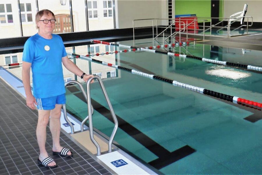 Architekten führen durch sonst verborgene Räume - Mathias Flaxa gehört zum Team der Lehrer, die auch Schwimmunterricht im Lehrschwimmbecken Flöha geben dürfen. Hier ein Bild von der Einweihung der Anlage im Juli 2022.