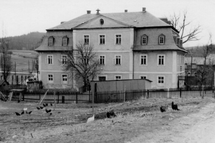 Ältere Aufnahmen des früheren Herrenhauses in Bösenbrunn sind rar. Für die bevorstehende Dachsanierung sind sie von großer Bedeutung. 