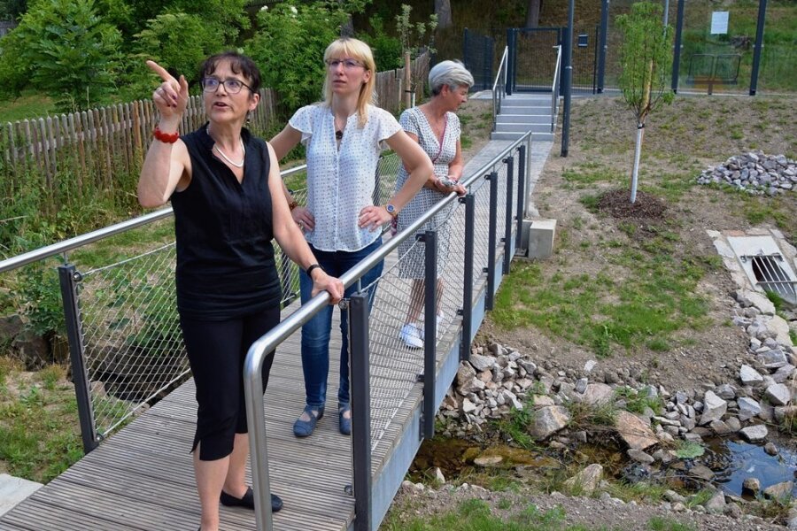 Die Architektinnen Sylvia Staudte und Nadine Bronsert mit Bürgermeisterin Marion Dick (von links).
