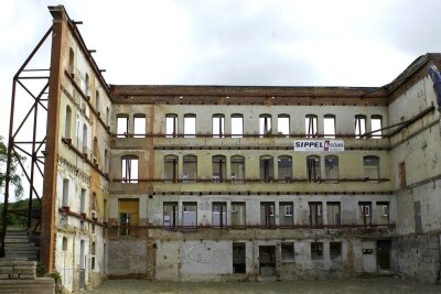 Archiv füllt hohlen Zahn von Auerbach - 
              <p class="artikelinhalt">Nur noch die denkmalgeschützte Fassade ist von der ehemaligen Nachtwäschefabrik in Auerbach übrig geblieben. </p>
            