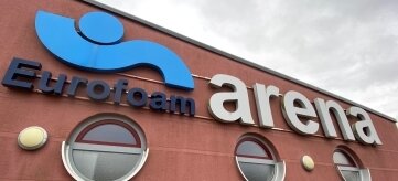Arena soll mit neuem Namen Ort weiter Geld bringen - Aus Eurofoam- soll bald Neveon-Arena werden. 