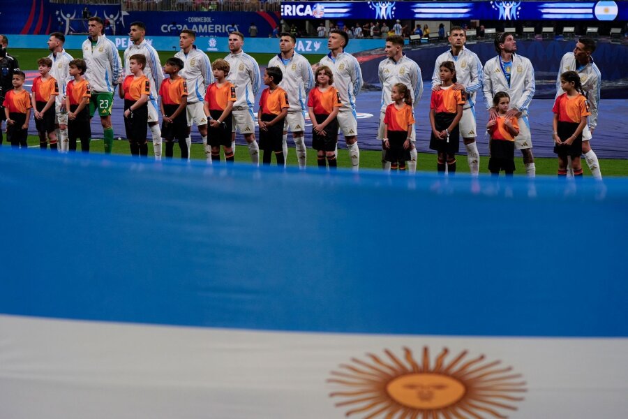 Argentinien gewinnt Auftaktspiel der Copa América - Die argentinischen Spieler stellen sich vor dem Fußballspiel der Copa America Gruppe A gegen Kanada auf.