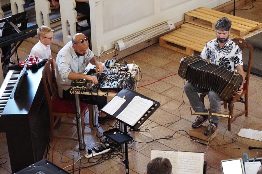 Argentinier zu Konzert im Erzgebirge – Sphärische Klänge in Carlsfelder Kirche - Argentinier zu Gast in der Trinitatiskirche Carlsfeld.