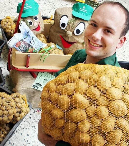 Arkula und Co haben ihren großen Auftritt - Mitarbeiter Tobias Aust macht schon mal "Appetit". Beim Kartoffeltag werden elf Sorten vorgestellt. 