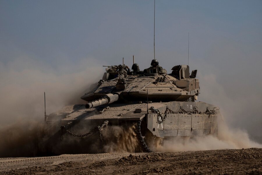 Armee: Vier Geiseln aus dem Gazastreifen befreit - Israelische Soldaten fahren auf einem  Panzer in der Nähe der Grenze zwischen Israel und dem Gazastreifen.