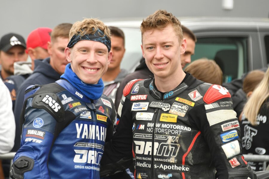 Arnsdorfer Motorsportler überzeugt auf dem Sachsenring nach einjähriger Pause - Die Brüder Leon (l.) und Kevin Orgis aus Arnsdorf sammelten die ersten Meisterschaftspunkte auf dem Sachsenring.