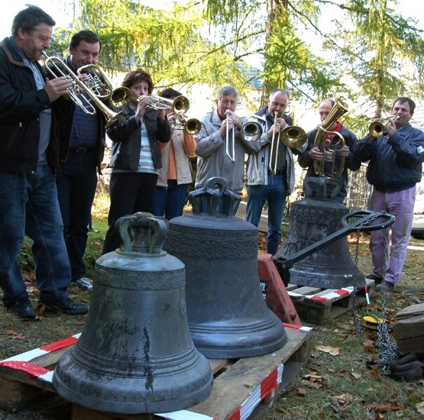 Arnsfelds Glocken kehren an ihren Platz zurück - 
              <p class="artikelinhalt">Ein Ständchen für drei "Heimkehrer": Die drei Glocken, von denen die größte repariert wurde, kehrten jetzt zur Arnsfelder Kirche zurück.</p>
            