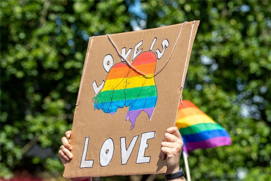 Aromantisch und lesbisch: Wie das Leben ohne romantische Liebe aussieht - „Liebe ist Liebe“ steht auf dem Plakat bei einer Demonstration. Doch wie ist das Leben, wenn es keine romantische Liebe gibt?